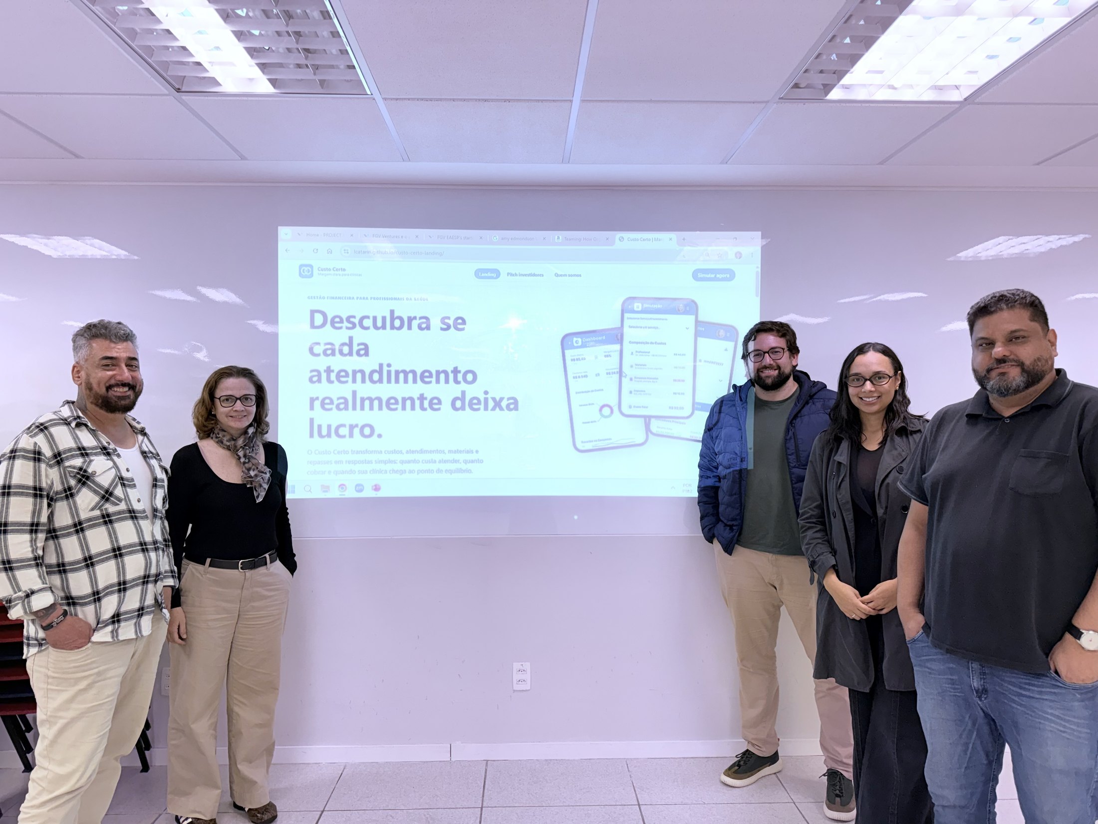 Grupo do Custo Certo apresentando a landing page em sala de aula